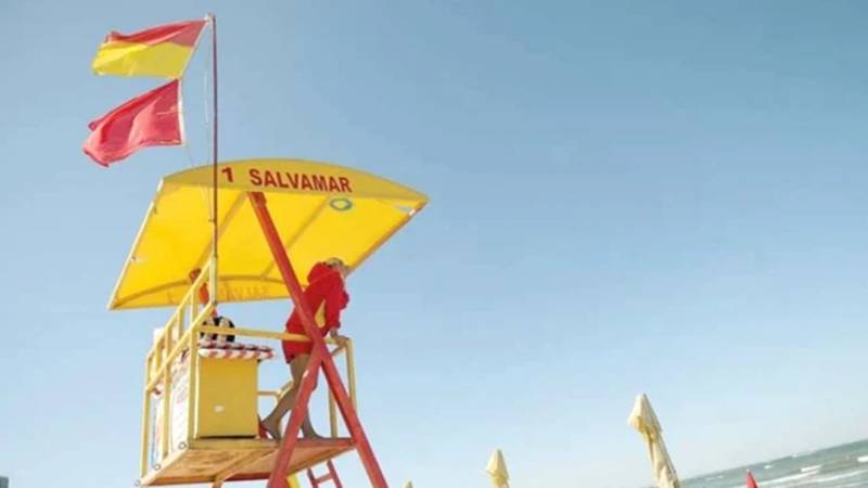 Vacanță în siguranță! Ce semnificație au steagurile arborate de salvamari pe litoralul românesc