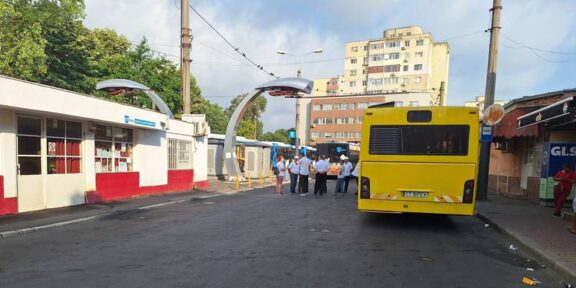 „Așa arată un oraș în colaps!”. Nervi și frustrare în stațiile de autobuz! Constănțenii sunt revoltați de greva CT Bus: „Oamenii au programări, au serviciu, nu e corect”