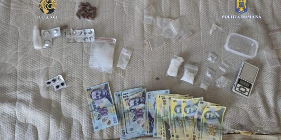 CONSTANȚA. 9 traficanți de droguri au fost reținuți – cel mai tânăr are 17 ani! Ce au găsit polițiștii la percheziții