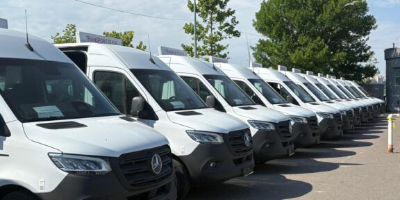 25 de localități din județul Constanța au primit microbuze electrice. Florin Mitroi: Viitorul județului nostru se construiește copil cu copil, familie cu familie