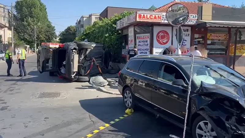 Accident cu trei mașini, între care una răsturnată, la Constanța
