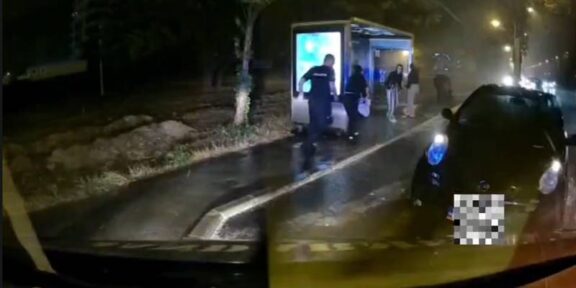 (VIDEO) CONSTANȚA. Accident rutier în plină furtună: jandarmii au ajutat o femeie lovită de mașină pe trecerea de pietoni