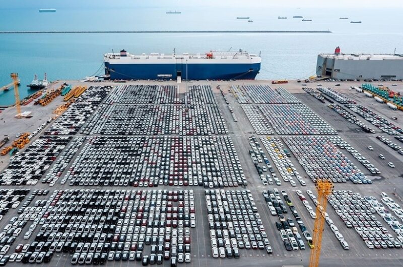 Portul Anvers-Bruges s-a transformat într-o imensă parcare auto. Mii de vehicule sunt blocate din cauza tarifelor impuse de Trump