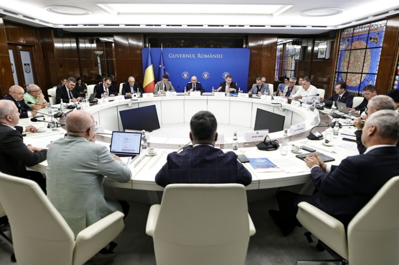 Guvernul Bolojan pregăteşte ordonanța de urgență care blochează transferurile și cumulul pensie – salariu!