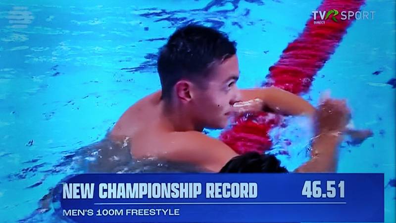 (VIDEO) Performanță uluitoare! David Popovici AUR la 100m liber, la Mondialele din Singapore, cu record al competiției! Sportivul român intră în istoria înotului