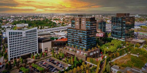 (VIDEO) 25 ani de IULIUS. 15 clădiri premium de birouri, 145 sedii de companii, 29.000 de angajați – un impact important în dezvoltarea segmentului office din România
