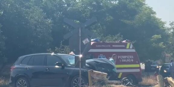 (VIDEO) Mașină lovită de tren la Tuzla, după ce șoferița nu a respectat semnul „Stop”