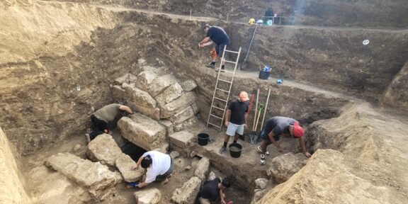 Artefacte arheologice unice pentru România, descoperite în apropiere de Mangalia! Podoabe de aur, sticlă şi bronz și două sarcofage