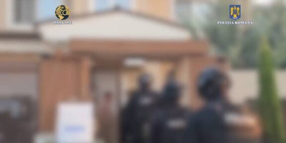 (FOTO/VIDEO) Operațiunea „Fabrica de moșteniri”. Testamente falsificate și case furate de la bătrâni vulnerabili: notari și executori judecătorești reținuți la Constanța