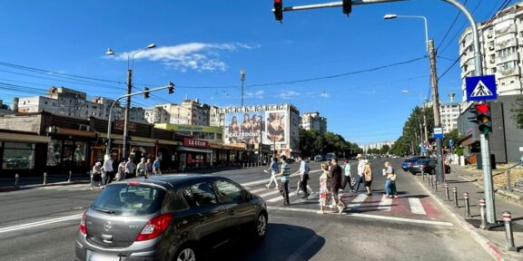 CONSTANȚA. Sistem modern de semaforizare la trecerea de pietoni de pe strada Soveja, în zona pieței Tomis III