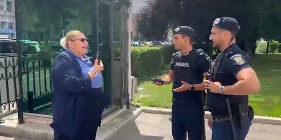 Diana Șoșoacă s-a certat cu jandarmii la Guvern pentru că n-au lăsat-o să filmeze: „Vrei să-l sun pe Bolojan să-i spun că mă abuzezi?”