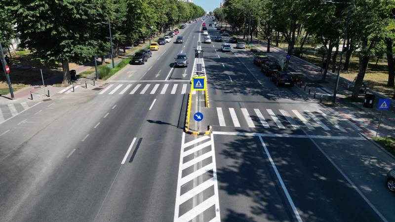 CONSTANȚA. Scuar median amenajat la o trecere de pietoni situată pe bulevardul Alexandru Lăpușneanu