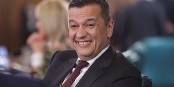 Cenușa tătucului și ghearele politicienilor fără scrupule