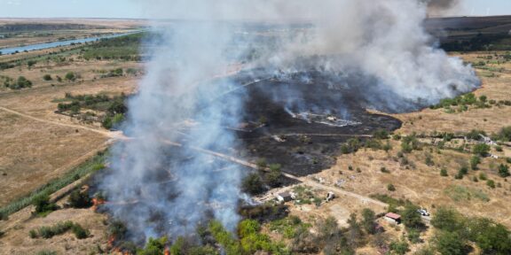 Incendiu violent la Medgidia. Un bărbat a fost găsit carbonizat într-un adăpost improvizat
