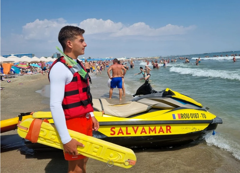 Tânărul de doar 18 ani care salvează vieți pe litoral: „Un bărbat care înota departe de mal, a strigat la mine: «Ce fluieri, mă, ești la oi?»”.