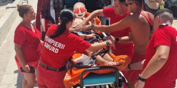 Salvamari la datorie! Băiat salvat de la înec după o criză de epilepsie în mare, la Eforie