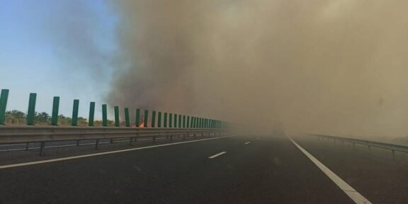(FOTO/VIDEO) Incendiu de vegetație între Medgidia și Valea Dacilor: traficul pe Autostrada A2, afectat