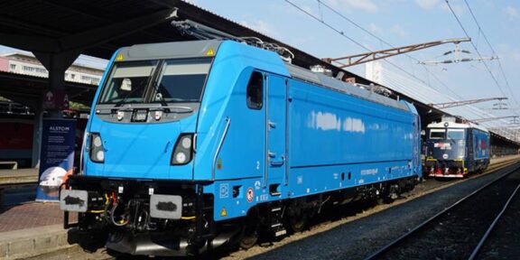 (FOTO) Prima locomotivă electrică Alstom Traxx a ajuns în România. Cum arată și când ar putea tracta primul tren de călători
