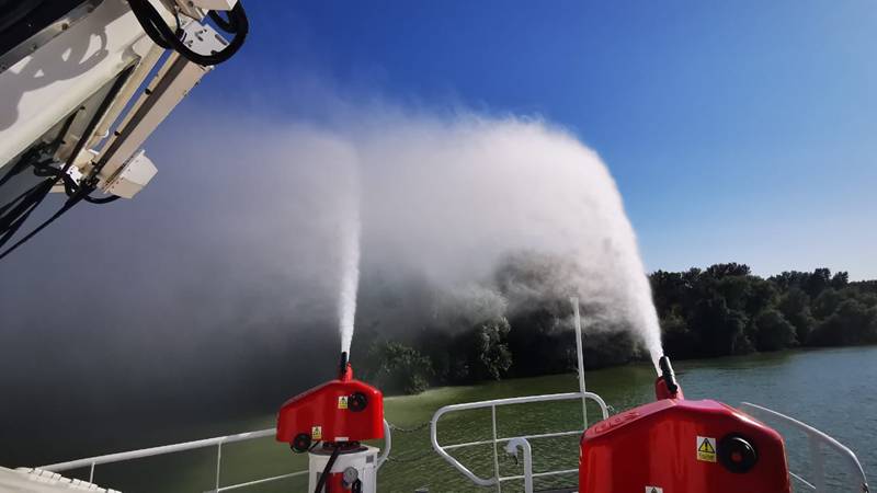(VIDEO) O navă multirol sprijină misiunea de stingere a incendiului din zona Chilia Veche