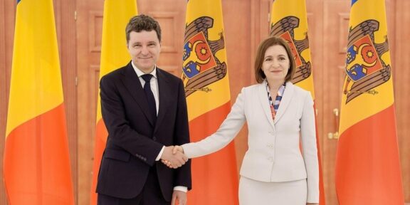 Nicuşor Dan, vizită în Republica Moldova, de Ziua Limbii Române. ”Poate n-ar fi rău să copiem Marea Dictare Naţională. Am putea să începem cu clasa politică”