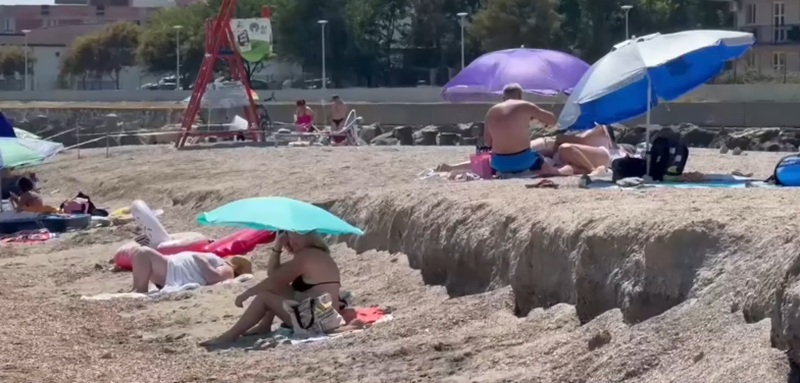 Furtuna violentă a transformat sudul litoralului într-o zonă plină de pericole: fenomen de „cliffing” și gropi în mare