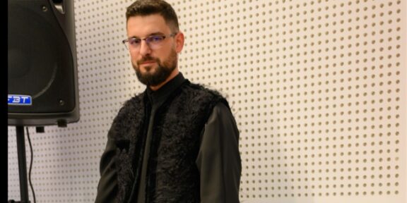 Un tânăr preot inspiră comunitatea prin hărnicie. Ionuț ne arată că omul sfințește locul: „Părintele de la noi e o inspiraţie”