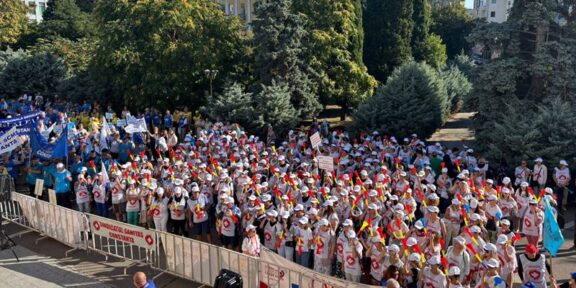 (FOTO/VIDEO) Protest amplu în fața Prefecturii Constanța: confederațiile sindicale cer Guvernului salarii decente, pensii echitabile, respectarea drepturilor și măsuri pentru protejarea serviciilor publice