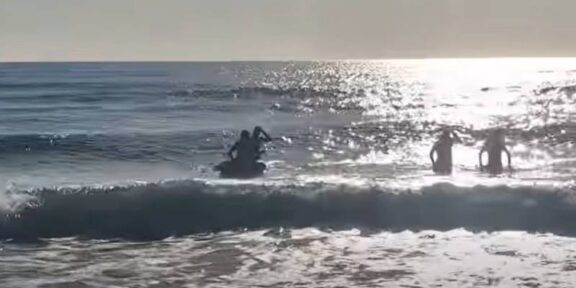 (VIDEO) Intervenție rapidă pe litoral: salvamarii din Eforie Nord au salvat doi tineri de la înec: „NU folosiți saltele sau colaci în mare. Pe valuri, pot deveni capcane mortale!”