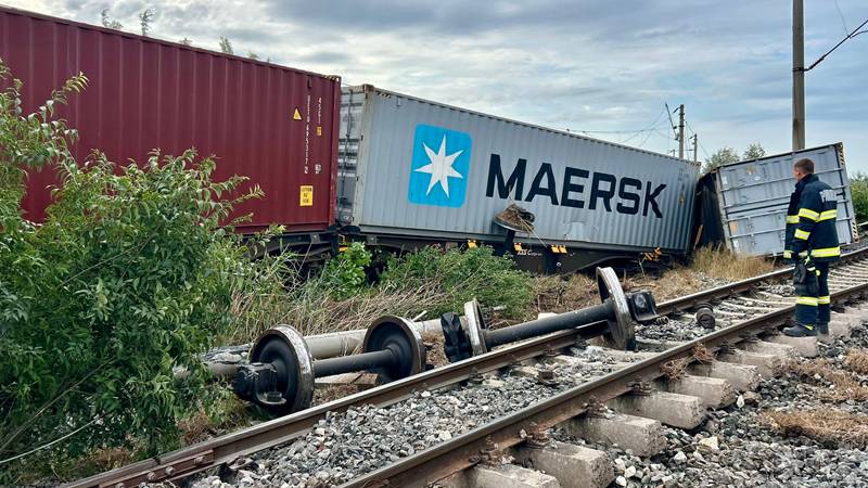 (FOTO) Vagoanele unui tren de marfă au deraiat, în Agigea: întârziere de zeci de minute pentru trenul de pasageri de pe ruta Constanța-Mangalia