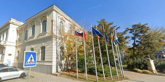 Steagul Rusiei, arborat alături de cel al Ucrainei, în fața Muzeului de Artă Tulcea. MAE cere primăriei să-l dea jos: „Este inacceptabil”