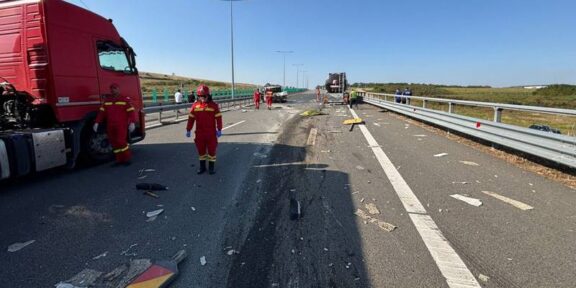 (FOTO) Tragedie pe Autostrada A1. Trei bărbați care efectuau lucrări la carosabil au murit după ce au fost loviți de o cisternă