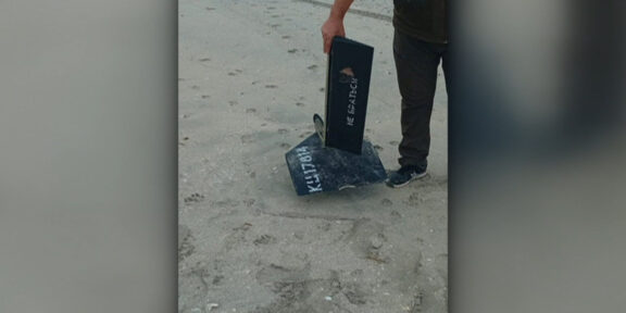 Fragmente de dronă găsite pe plaja Vadu în timpul unei acțiuni de ecologizare