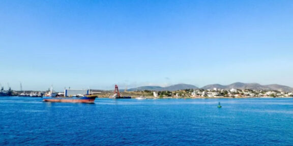 Români arestaţi pentru suspiciune de spionaj în Grecia. Ar fi fotografiat baza navală Salamis, cea mai mare a Marinei Elene