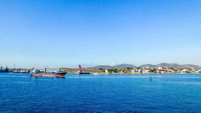 Români arestaţi pentru suspiciune de spionaj în Grecia. Ar fi fotografiat baza navală Salamis, cea mai mare a Marinei Elene