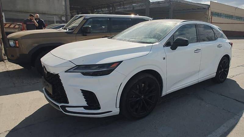 (FOTO/VIDEO) Două autoturisme de lux, în valoare totală de un milion de lei, care au fost furate din Spania, găsite de polițiștii de frontieră în Portul Constanța