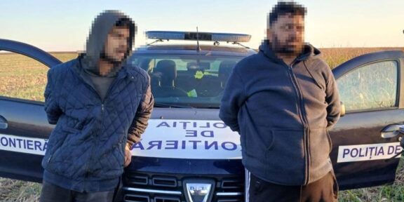 Două persoane reținute de polițiștii de frontieră, după ce au intrat ilegal în țară, ascunse în remorca unui tir