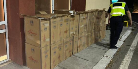 (FOTO/VIDEO) Țigări în valoare de peste un milion de lei, descoperite ascunse în două camioane de polițiștii de frontieră constănțeni