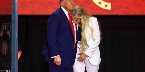 Comemorarea lui Charlie Kirk. Trump transformă comemorarea într-un discurs politic: „Îmi urăsc rivalii”