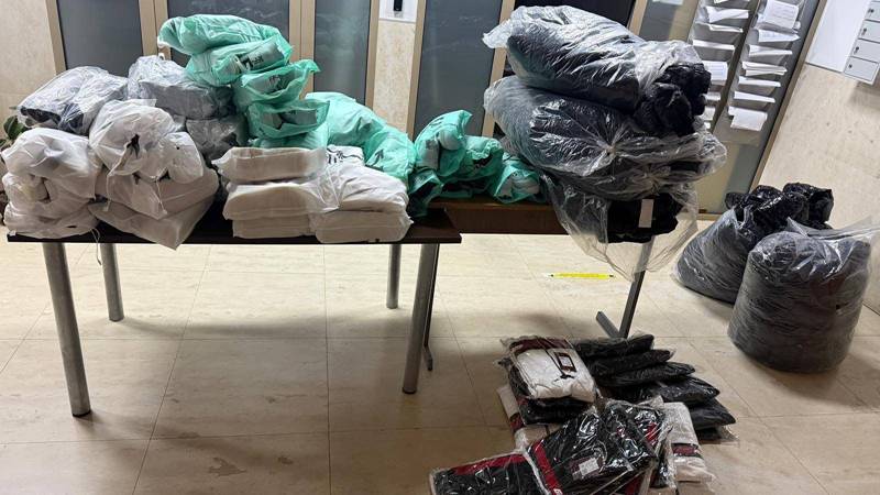 Captură de 750.000 de lei! Haine și încălțăminte contrafăcute, depistate de polițiștii de frontieră în Vama Veche și Ostrov