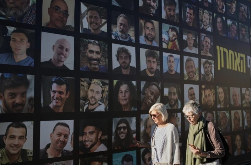 După 783 de zile de captivitate, primii șapte ostatici israelieni se întorc acasă