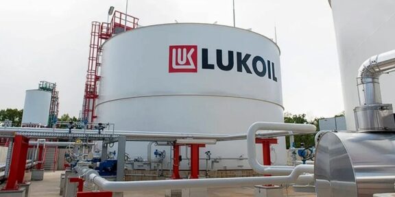 Explozie la Rafinăria Lukoil din Ploiești. Un bărbat a fost aruncat de suflul deflagrației într-un canal: instalația este în revizie