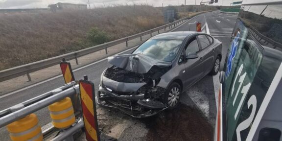 (FOTO) O femeie a ajuns la spital după ce a intrat cu mașina în parapet, pe A4