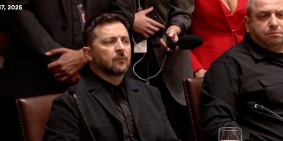 Zelenski a sosit la Casa Albă pentru întâlnirea cu Trump. Președintele american i-a lăudat costumul: „Îmi place. Este foarte elegant”